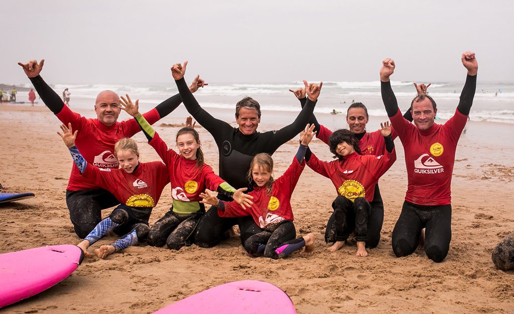 kids family surfing cascais